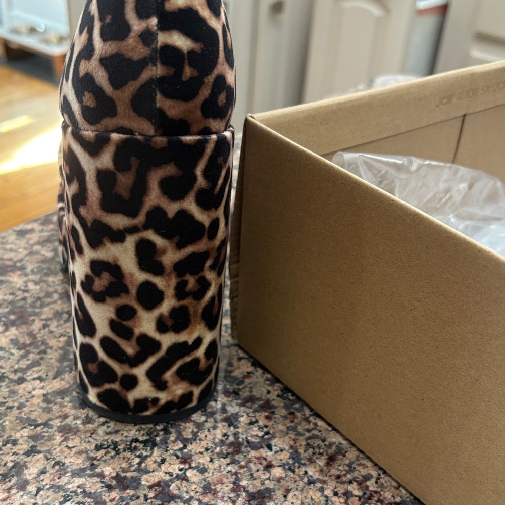 Steve Madden Leopard Print Platform Boots.  Cobra Leo velvet. - Picture 3 of 3